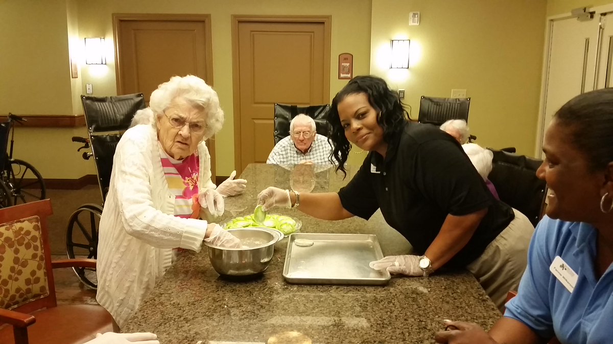 OakHillsED's tweet photo. Nothing says the South quite like Fried Green Tomatoes @OakHillsMC #FrontierCulture #NotJustAnother http://t.co/pXN2QQvo0U