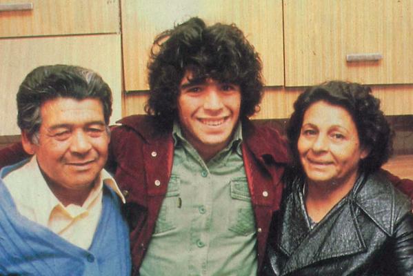 fucklucoh's tweet photo. ⚽ El padre del más grande de todos los tiempos ,gracias por tanto #Chitoro #DonDiego ⚽ http://t.co/fFOU62ilRM