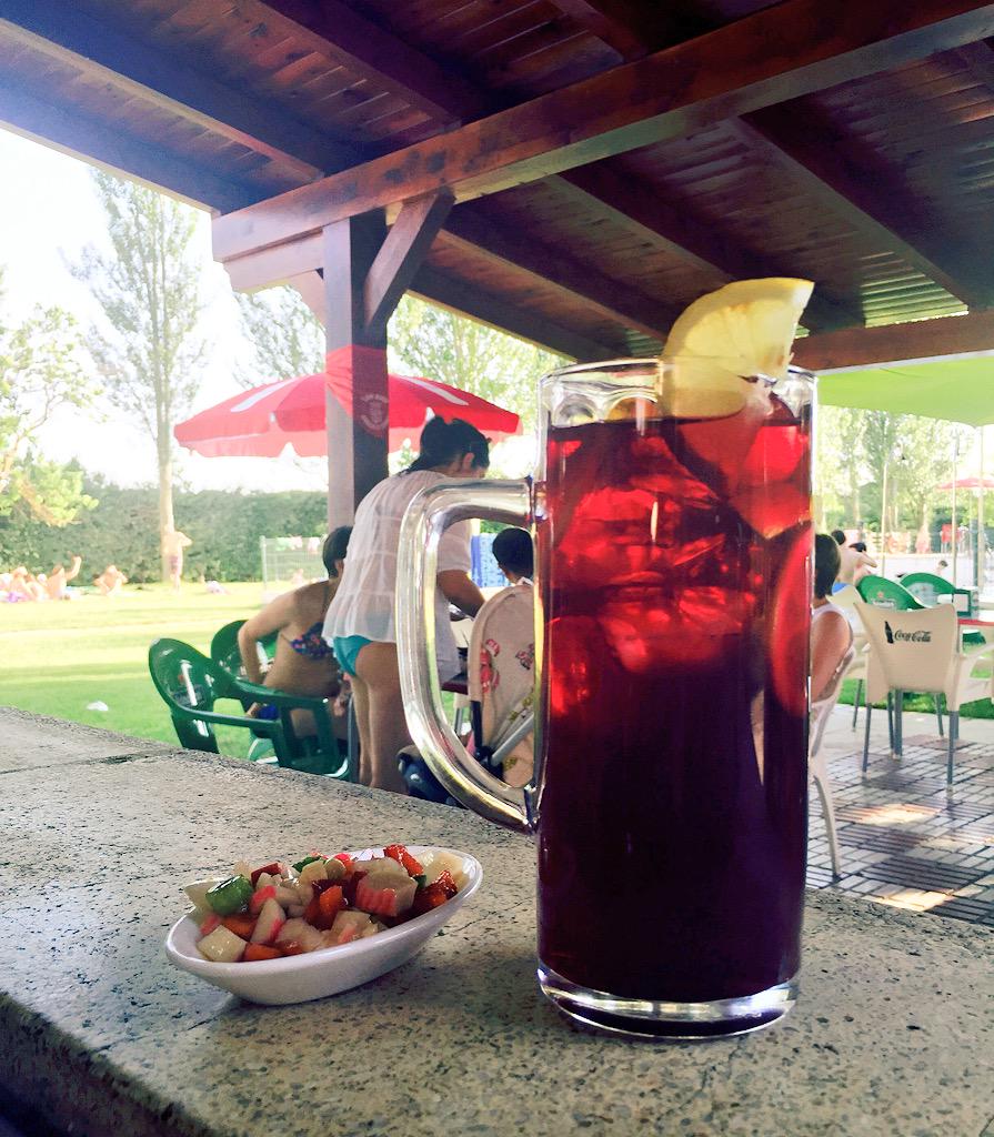 SardonPiscina's tweet photo. Jarras de tinto de verano fresquito con tapa por 1'50€!! Perfectas para refrescarse 🔥🔥🔥 http://t.co/PhOpEvav0n