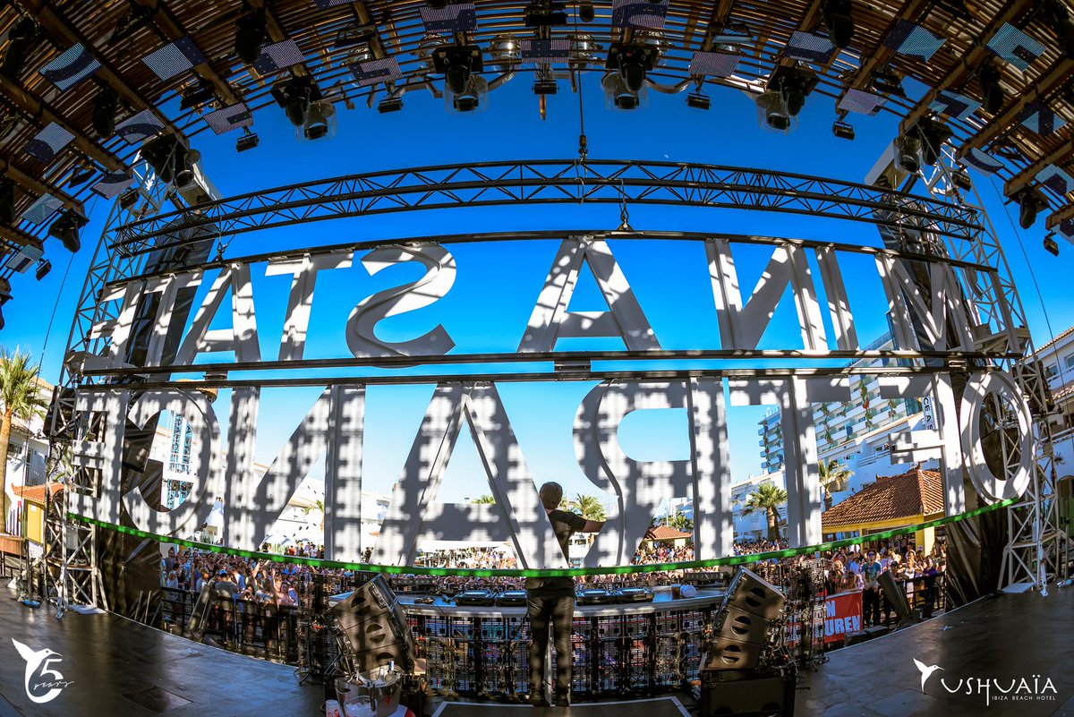 ushuaiaibiza's tweet photo. Crowd is going wild with @Andrew_Rayel and @asot #OpeningParty at @ushuaiaibiza #ASOTIBIZA http://t.co/XlsuByjUa1