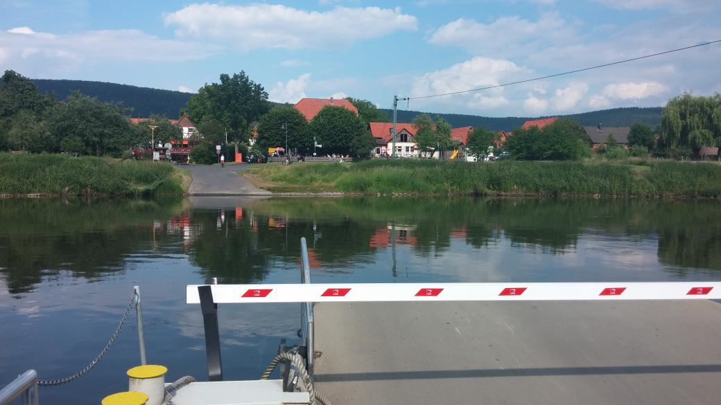 sylverello's tweet photo. Mit der Fähre von Hessen nach Niedersachsen. Geht auch. #Hemeln http://t.co/SjCuGt3Njc