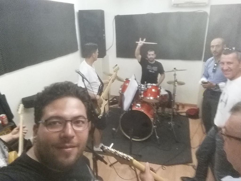 geiperalberto's tweet photo. Rockanrolleando con @losmoleculas ...este sábado estaré como invitado en su concierto en @salacadillac @LosGeiperman http://t.co/t7HbPg9xGS