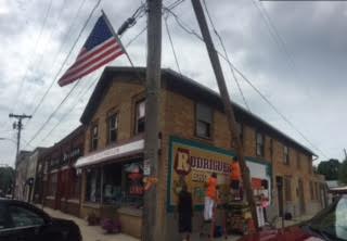 lisaschmelz's tweet photo. #Delavanwisconsin is painting the town http://t.co/NchsH4zkSp