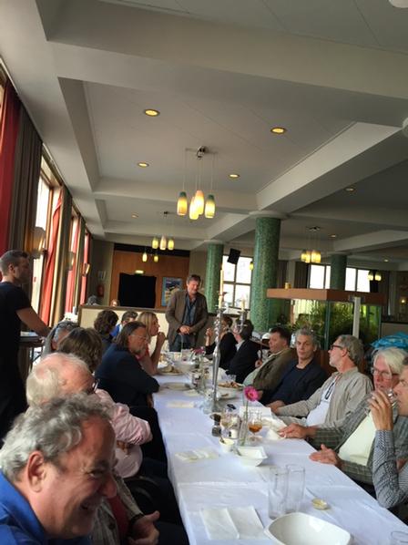 Na een eenvoudige doch voedzame maaltijd bereiden we ons voor op de vergadering. #ALV