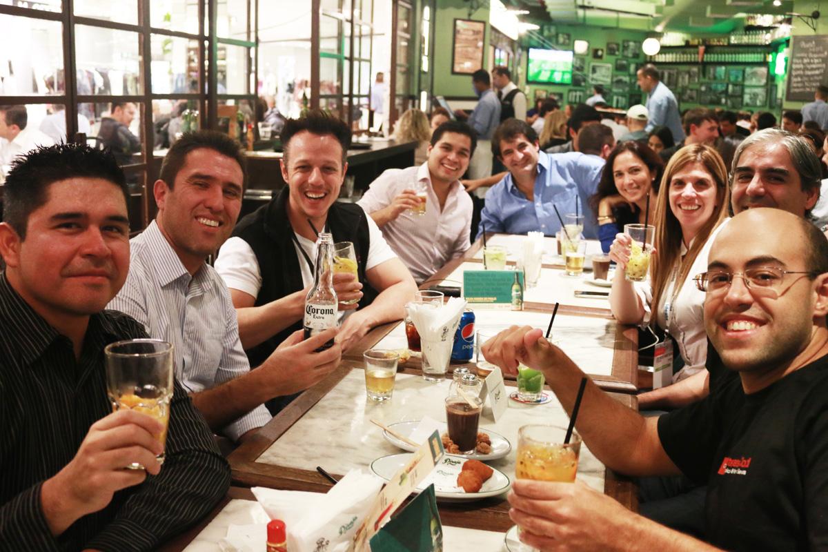 OracleDevsLA's tweet photo. Encuentro de especialistas en tecnologias Oracle @oracleace celebrando en el #ACEDinner http://t.co/mTTMnLLtYb http://t.co/UPAHeSoSXH