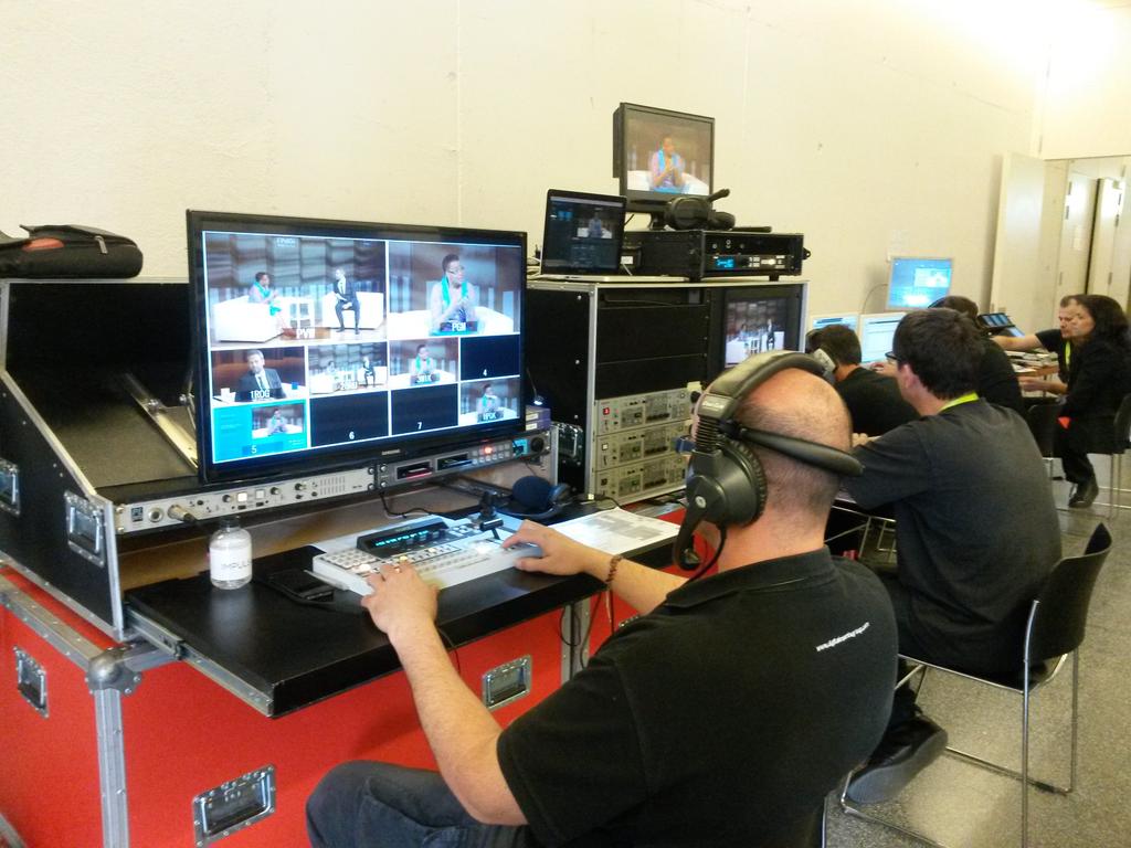 Treballlant als #impulsa2015 maquillant a Mohamed  El Amrani, presentadors a la dona de Nelson Mandela: Graça Machel