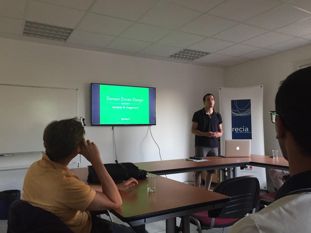 RECIA_aguevara's tweet photo. Et maintenant domain driven design par @Halleck45 @orleans_tech #giprecia http://t.co/KWaJCu340g
