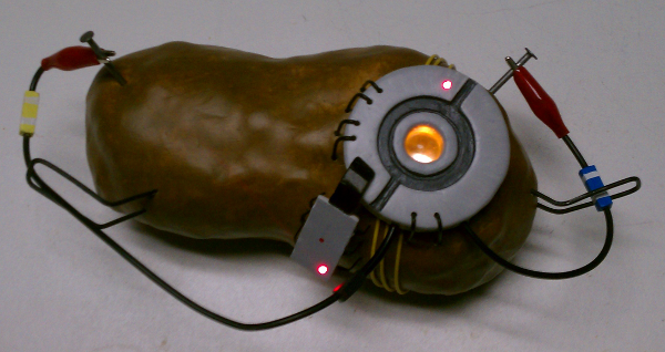 JVCom's tweet photo. "Tiens, bonjour ! Alors ça va, la forme ? Parce que moi, je suis une patate."
--GLaDOS http://t.co/50cOK7QzN6