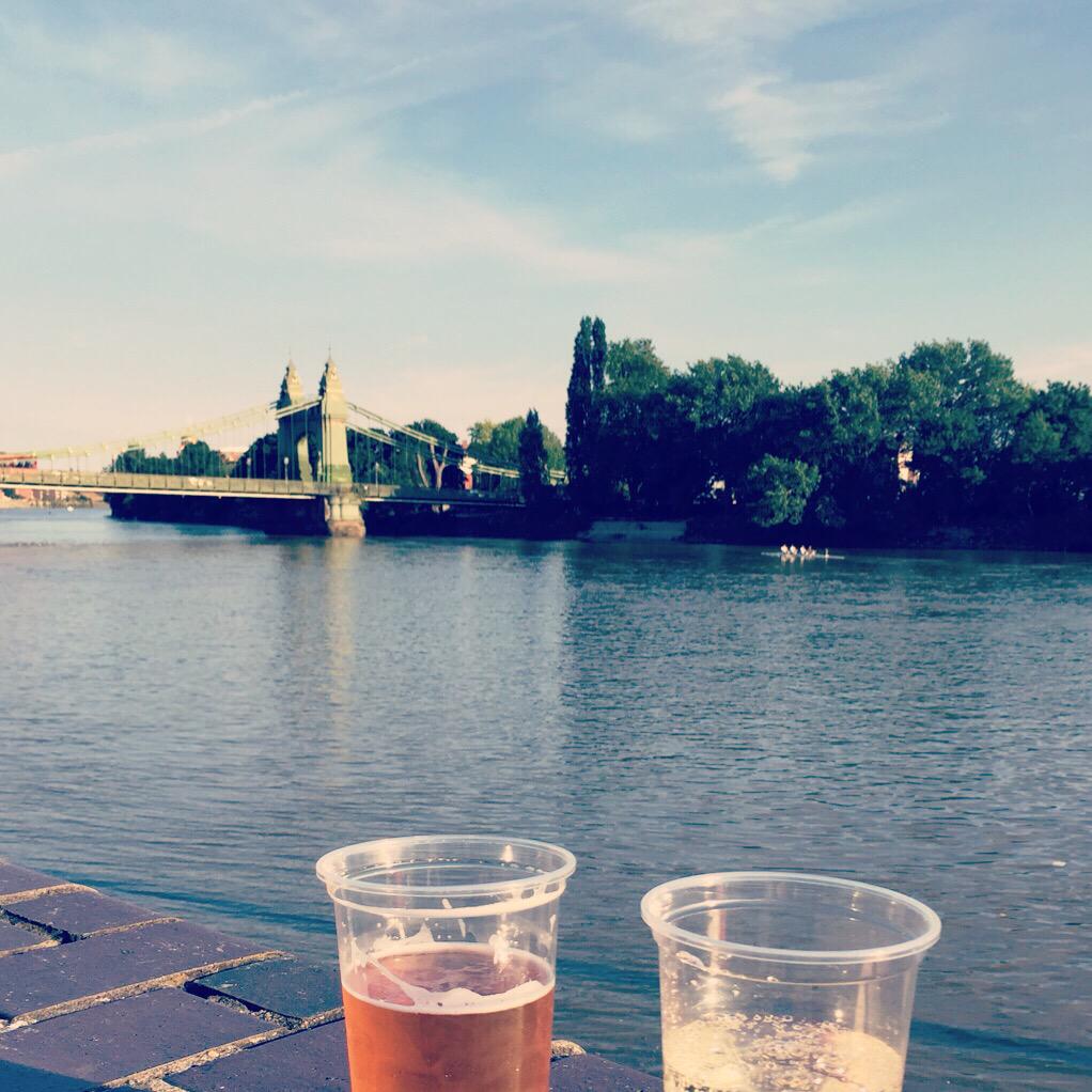 Charlie_Parsley's tweet photo. Drinkies in the sunshine #Thames #drinks #sunshine #summer #London http://t.co/qN0gXUTDt8