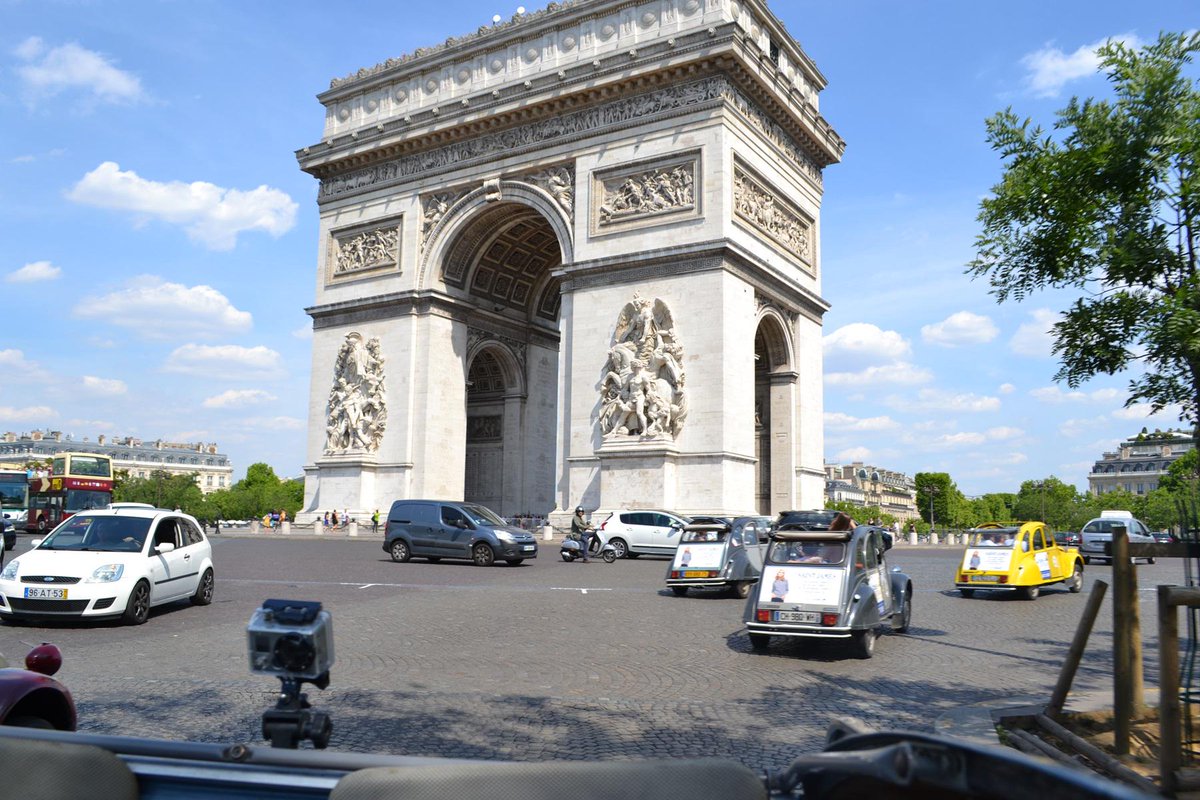 diegodurruty's tweet photo. La tarde del #TotalTour de @TotalArgentina se cerró con recorrido por París sobre un Citroën 2CV. http://t.co/Sxxvi6gysO