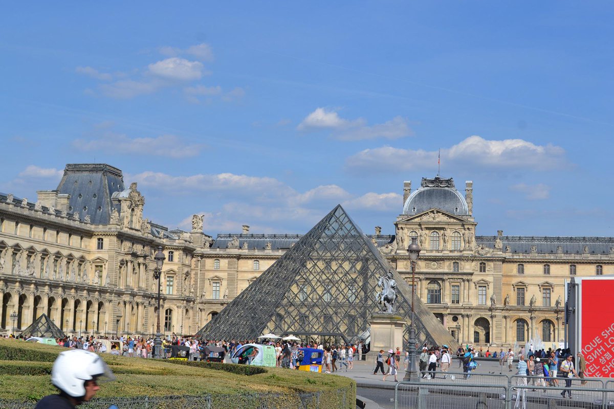 diegodurruty's tweet photo. La tarde del #TotalTour de @TotalArgentina se cerró con recorrido por París sobre un Citroën 2CV. http://t.co/Sxxvi6gysO