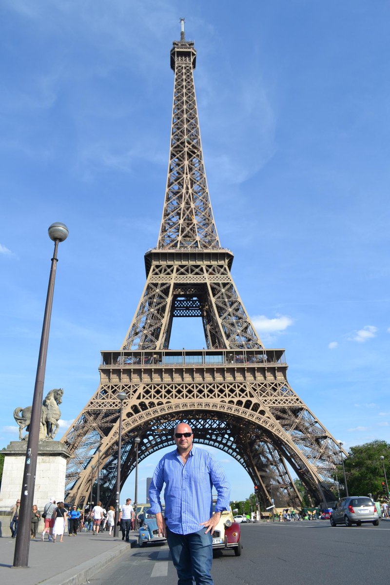 diegodurruty's tweet photo. La tarde del #TotalTour de @TotalArgentina se cerró con recorrido por París sobre un Citroën 2CV. http://t.co/Sxxvi6gysO