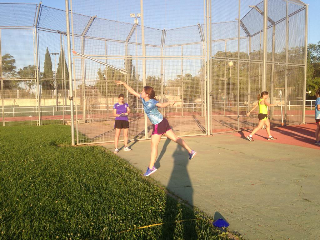 evicanm's tweet photo. Seguimos con salto, 1000 metros y jabalina @RETO10KWOMEN @AurigaSolar @gaby4713 @duceser1 @saraplou @israelandreu35 http://t.co/iB7YFGIP0R