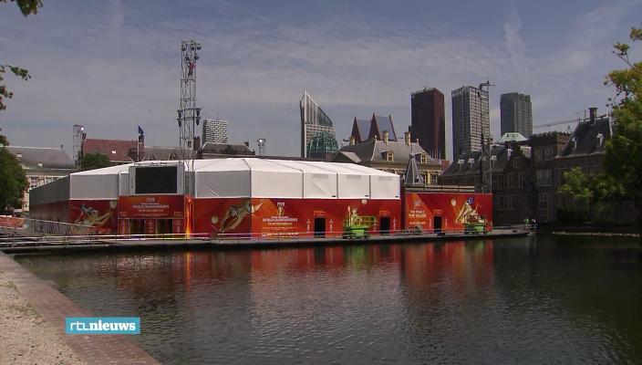 RTLnieuws's tweet image. WK beachvolleybal op het strand? Ouderwets idee! Gewoon in de stad. Reportage @MarcelMaijer rtlnieuws.nl/nieuws/binnenl…