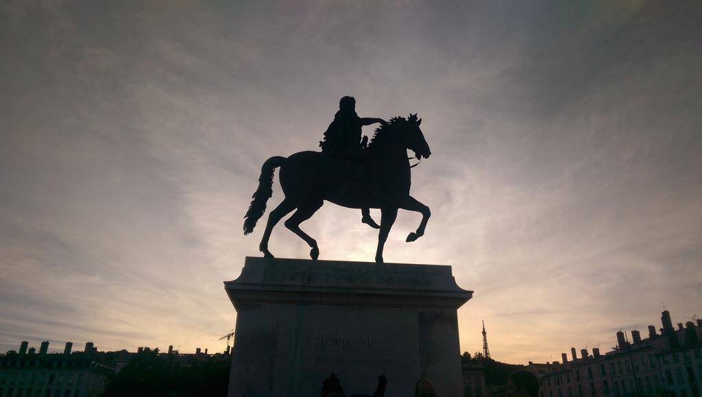 JaimeLaVieLyon's tweet photo. Pétanque pour La Vie place Bellecour.

Le charme de Lyon pour la bonne cause. http://t.co/nAEitaG4sV