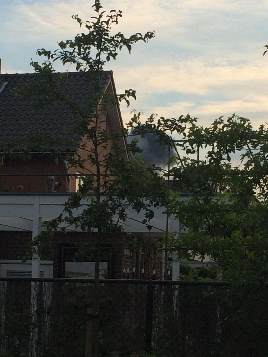 pvandersteen's tweet photo. Grote zwarte wolk bij @sabic in #geleen? Wat gaat daar de lucht in? http://t.co/s4KhFVc26T