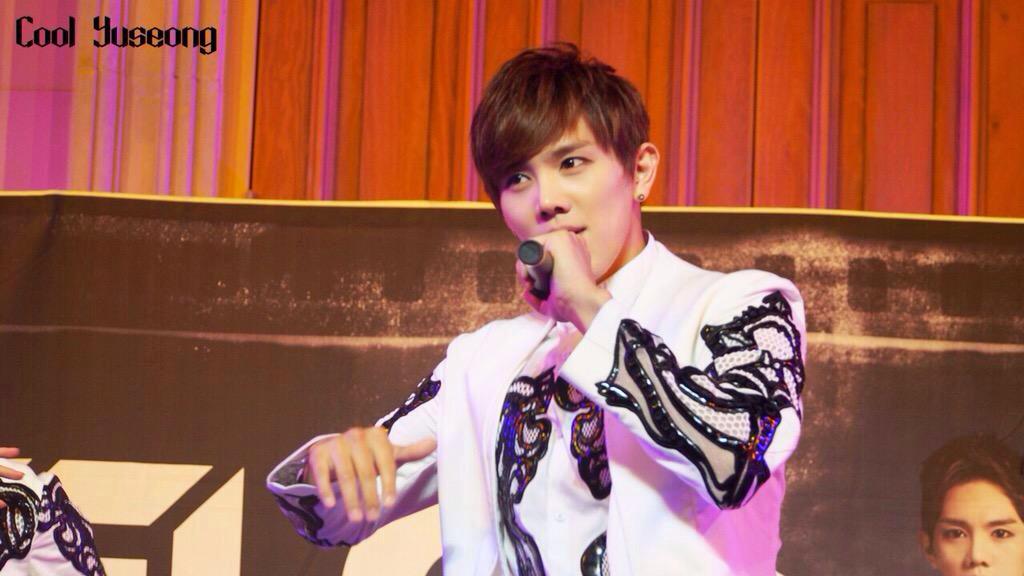 BigFlo_Arab's tweet photo. 150624 - بيق فلو في "فينوس" 
Cr:Cool Yuseong http://t.co/DkRA5LJPAi