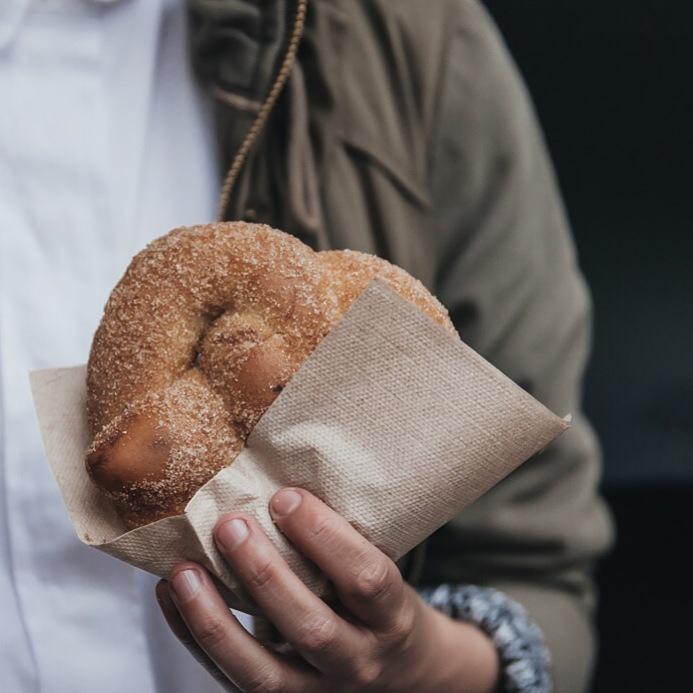 KnotLoopPretzel's tweet photo. Solo hoy con cualquier compra te regalamos de postre un cinnamon & sugar pretzel bite. 💪 #knotandloop http://t.co/1RiRTDRMtx
