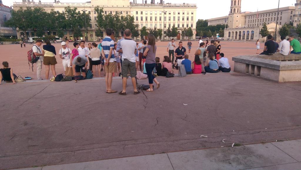 JaimeLaVieLyon's tweet photo. Pétanque pour la Vie:
Plus de 60 personnes place Bellecour réunies pour la bonne cause.

Beau moment de convivialité. http://t.co/WPxRW7EuAt