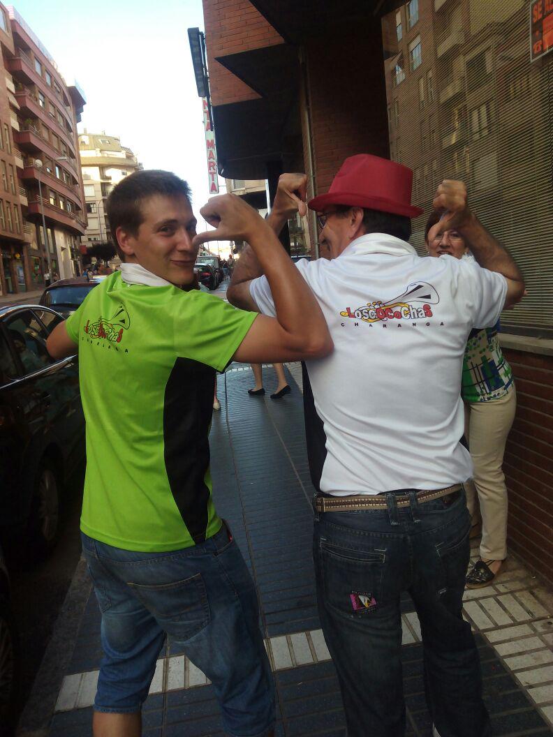 huertoman12's tweet photo. Cocochas en fiestas. #chatroulet #almacenesdeharo #pasacalles #Ilovebombo http://t.co/RJ3kJmcaje