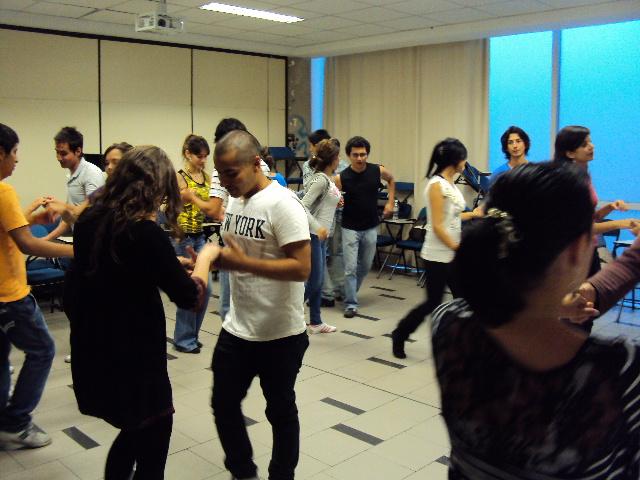 ggjven's tweet photo. #clubesUDLA #RitmosTropicales http://t.co/8n0GYOt2jm