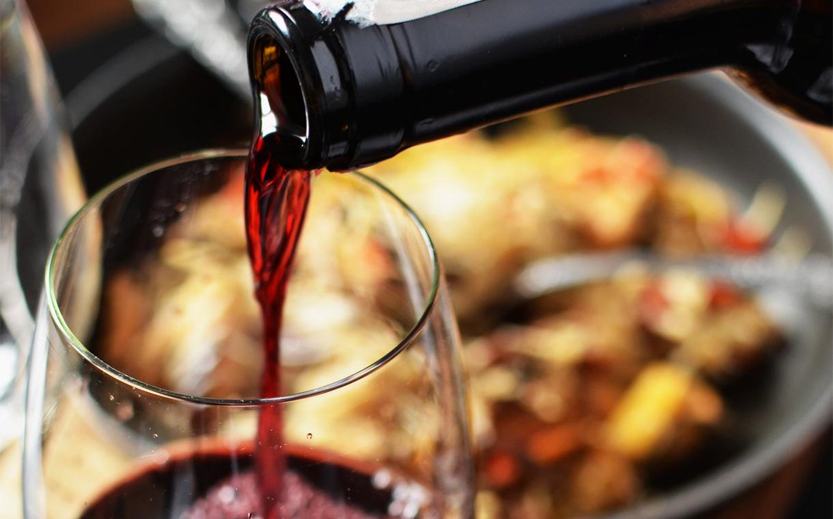 Parmi 28 grandes villes, #Genève est celle où manger au resto coûte le plus cher! <a href="/FoodBev/">FoodBev Media</a> bit.ly/1NkzrwR