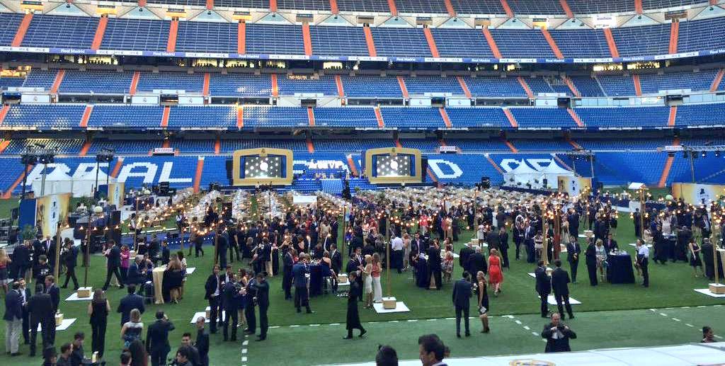 blancomadrid190's tweet photo. Dais vergüenza @realmadrid. Esta es la manera de honrar la memoria de D. Santiago?? Y su trofeo dónde queda?? http://t.co/QBfMOMcmbU