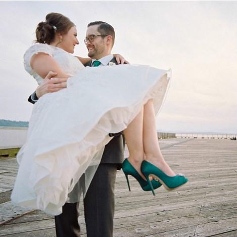 MyGlassSlipper's tweet photo. Love how the bride &amp; groom added a pop of color to their wedding day. Get these gorgeous @BadgleyMischka pumps today! http://t.co/tMluegleIY