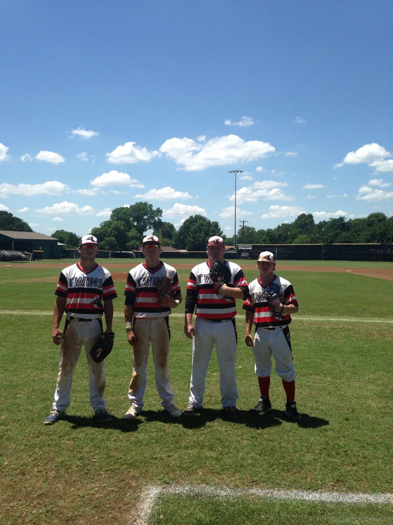 derek_rowell's tweet photo. #DFWTwinsNation #Murraystatecommits2015 @hayden_rowell @Austinferg08 @colton_2525 http://t.co/q8npXuq0v3