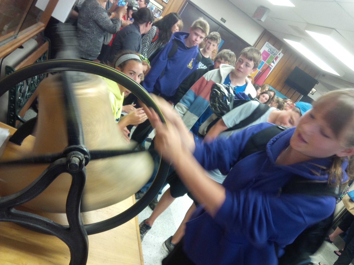 Great <a href="/UptergrovePS/">Uptergrove PS</a> tradition: Grade 8 class rings the school bell as they leave for the last time. Thx U all staff