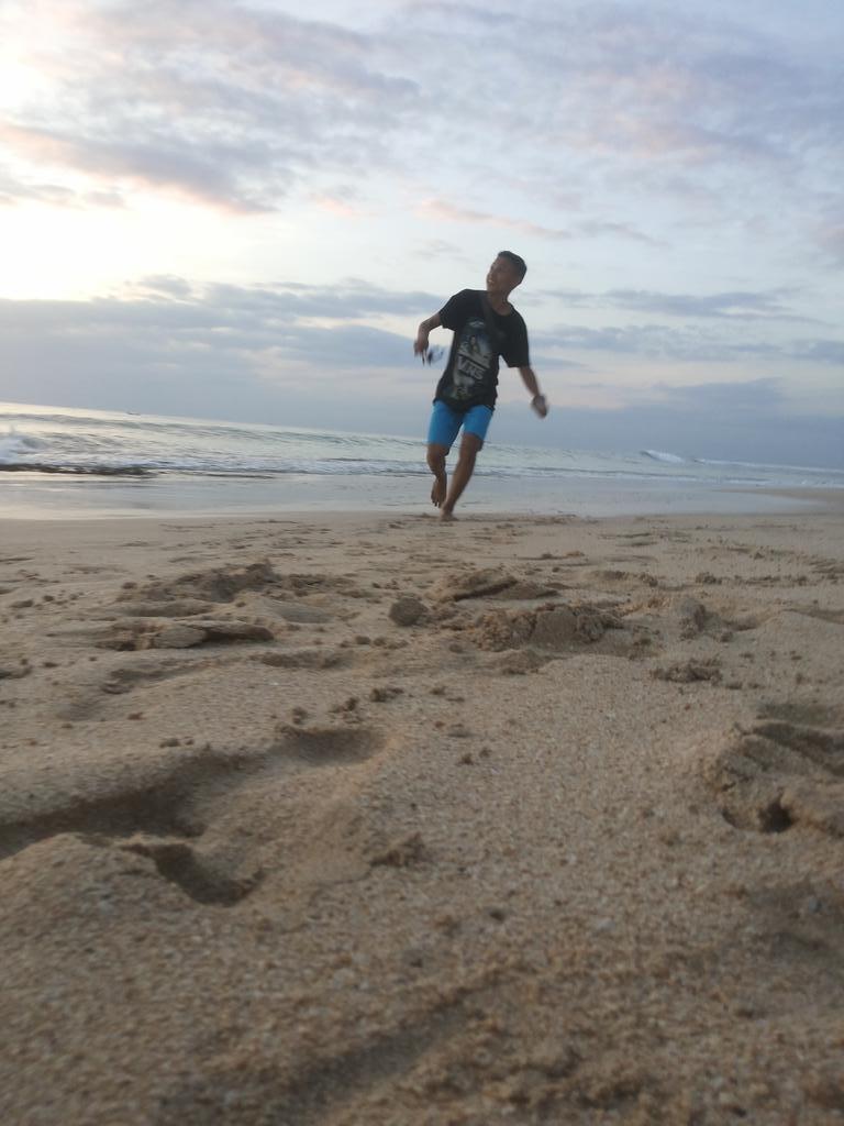 ridwanf_10's tweet photo. Bali http://t.co/fOWwpmYAdt
