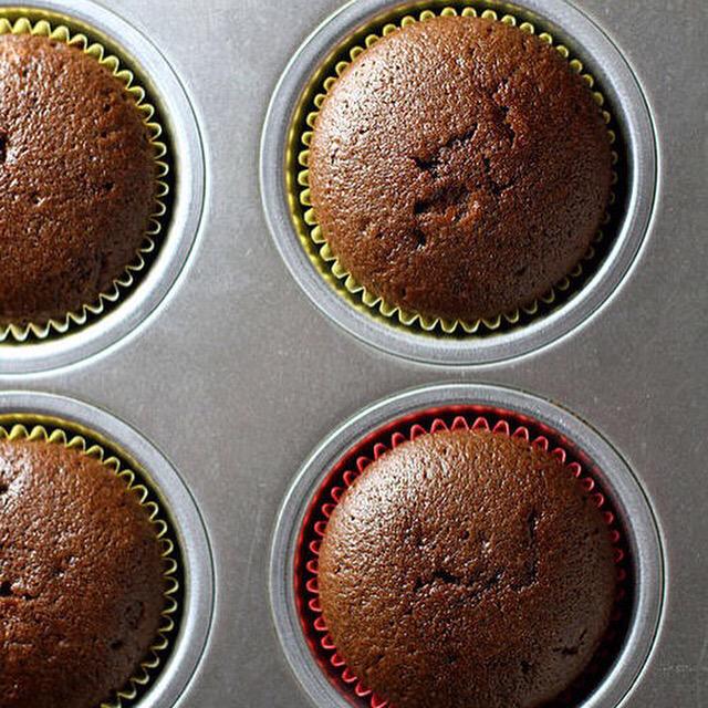 Simplicity at its best. Chocolate cupcakes fresh out the oven!! #gabyandsabristreats  #cupcakes #summer #chocolate