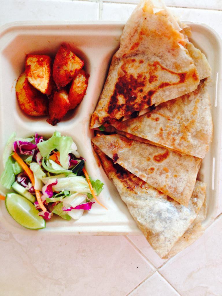 MovilLunchPDC's tweet photo. Las PizzaDillas de HOY con ensalada, Papas a la paprika, y ensalada incluye agua de Jamaica solo $60.00- 9841154800 http://t.co/SHiMSCpEE0