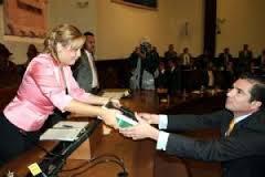 rubennometro's tweet photo. Bienvenida mi guera a seguir protegiendo las marranadas de tus patrones. #JavierVillarreal #Coahuila @PRICoahuila http://t.co/68SPtuA3JZ
