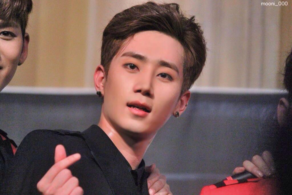 BigFlo_Arab's tweet photo. 150624 - كيتشون  في "فينوس" 
Cr:mooni_000 http://t.co/rhuMBZlgva