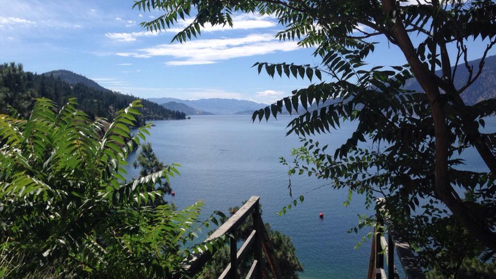 CharmCasson's tweet photo. Working from the lake. The #Okanagan way http://t.co/Aq2cSKdF9E