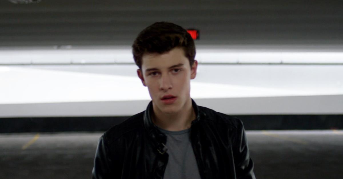 TeenVogue's tweet image. Shawn Mendes's new video for"Stitches" is about to break your heart: teenv.ge/1LFTgxr