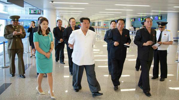 norcoreano's tweet photo. Inaugurando el aeropuerto de Pyongyang y nuestra primera ruta aérea: Pyongyang - Castellón. http://t.co/k92etF6pTj