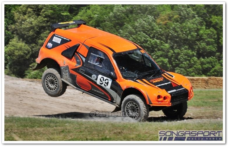 Songasport's tweet photo. Dan Lofthouse comes in to land @fosgoodwood #BCCC15 #FOS http://t.co/tnd9hFxcMJ