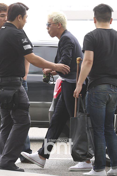 [26/6/15][Pho] BIGBANG tại sân bay Incheon đến Đại Liên, Trung Quốc CIY6EPdUcAEBd6p