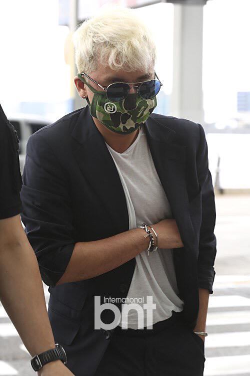 [26/6/15][Pho] BIGBANG tại sân bay Incheon đến Đại Liên, Trung Quốc CIY6F3mVAAAtVsg