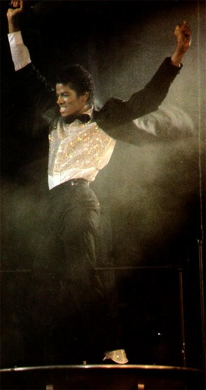 Lizzs_Lockeroom's tweet photo. "Tonight... gotta leave that 9 to 5 up on the shelf.. and just enjoy yourself" #MJTaughtMe #LiveLifeOffTheWall http://t.co/kzdPlZPZK4