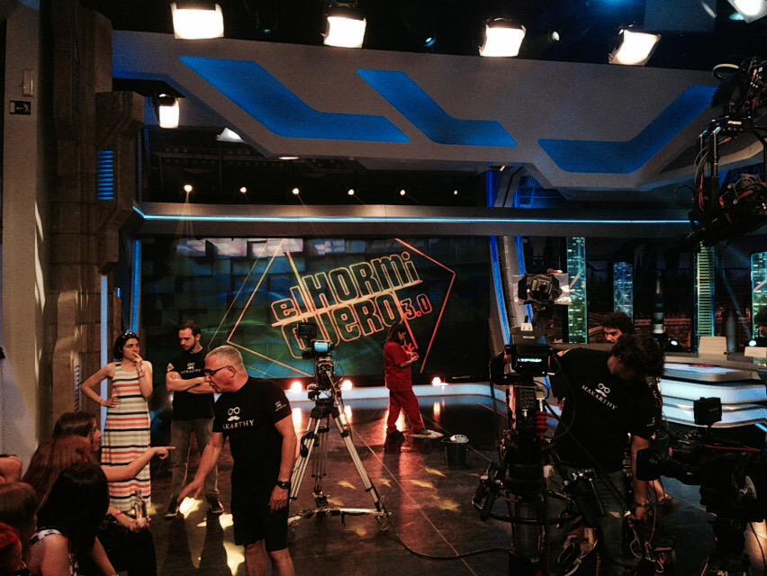 KohlComunica's tweet photo. La @FashionWeekCB y Feria de la Excelencia presentes en @El_Hormiguero a través del #DinnerInTheSky! #excellenceLife http://t.co/v8kc5CAMye