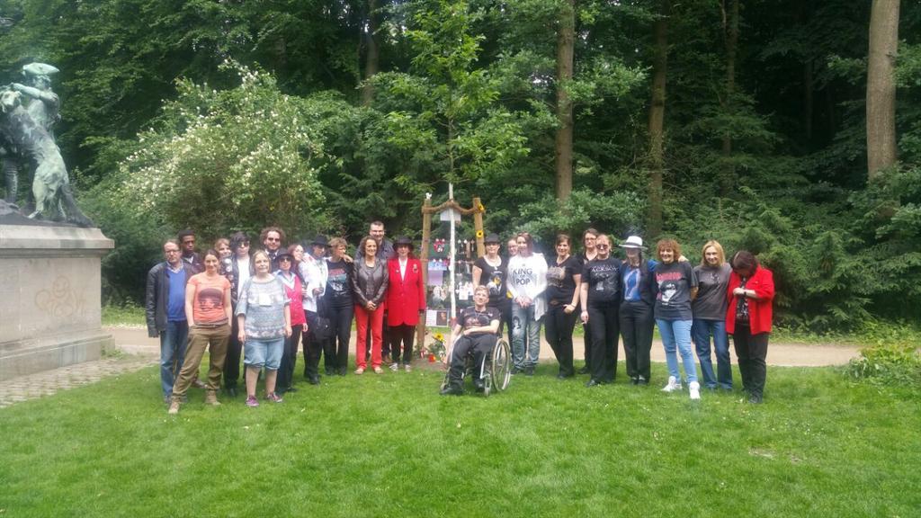 mjparties's tweet photo. Zum 6 ten Todestag von unserem Michael.
Er wird sehr doll vermisst. We miss you Michael 💖 http://t.co/x0fcJn16vq