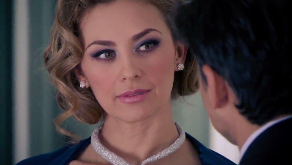 onlyarambula's tweet photo. Verónica: "Quiero... Contratarlo solo eso, quiero ser su... PATRONA" 🙈🙊 #RecuerdosLaPatrona💘😻😻 #AlejandroYGabriela😍😻 http://t.co/jrv20C6w7W
