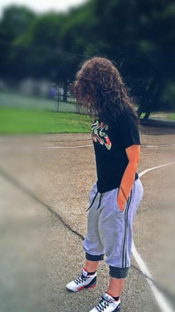 _tesssyyy's tweet photo. My little cousin tried to photoshop her stomach 😂😂😂😂😂 I'm so dead #ThatElbowTho #HerStomachAintLikeThaaat 😲💀😫😑😂 http://t.co/7U4eNhU1Sm