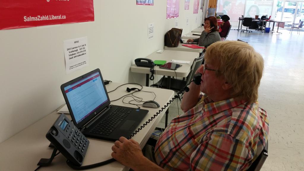 SalmaZahid15's tweet photo. Rainy day but busy evening in #scarboroughcentre with calling for change. #RealChange & #fairnessplan. #lpc http://t.co/yVXoBcEjoM