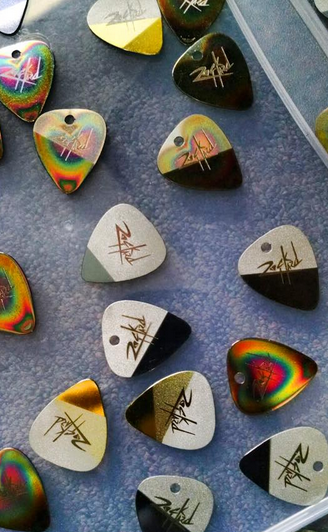 RockHardPicks's tweet photo. We bet the first time you picked up a guitar, you couldn't put it down. With #rockhardpicks, now you don't have to. http://t.co/FUsM3u5t6X