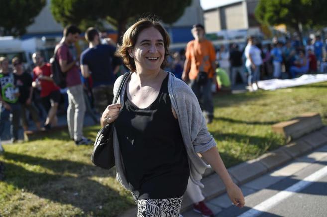 merymnicolas's tweet photo. Leyendo "Ada Colau contrata a su pareja a  través del partido para asesorarla" http://t.co/dpMZdAbL2f via @elmundoes http://t.co/WmEWNoJEgS
