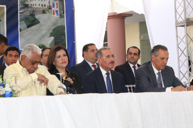 Robertdelacruzw's tweet photo. Ahora, designación con el nombre de profesor Juan Bosch al recinto de las Oficinas Gubernamentales de la Presidencia. http://t.co/tgVYqoNCYV